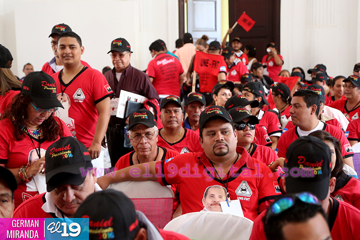 Centenares de trabajadores de las instituciones del Estado afiliadas a la Unión Nacional de Empleados (UNE-FNT) participaron en un congreso nacional en el que eligieron a los integrantes del nuevo comité sindical que tendrá vigencia desde el 2016 al 2019.